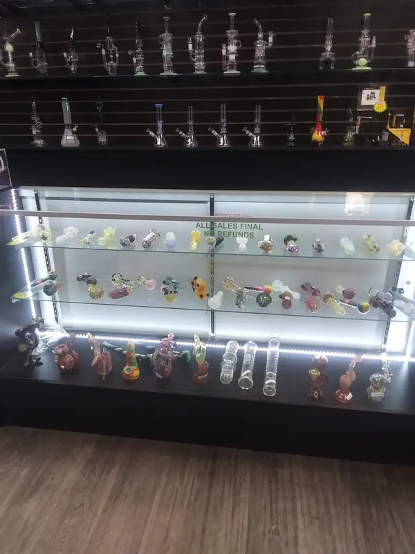 Illuminated display of pipes, bubblers and water pipes